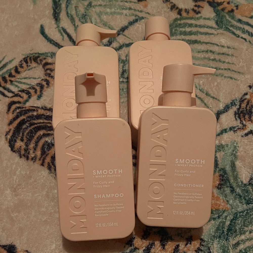 Monday Smooth Shampoo and Conditioner Set